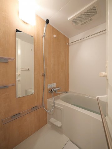 バス・シャワールーム　明るい色調の室内です