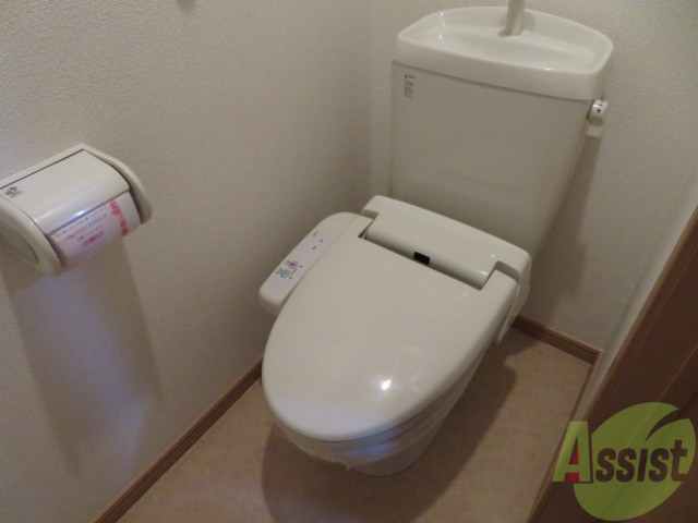 トイレ　嬉しいウォシュレット機能付きです。シャワートイレは便利ですね