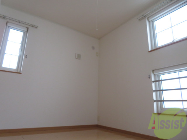 その他部屋・スペース　６帖の寝室です。窓が沢山付いていて明るいですよ。