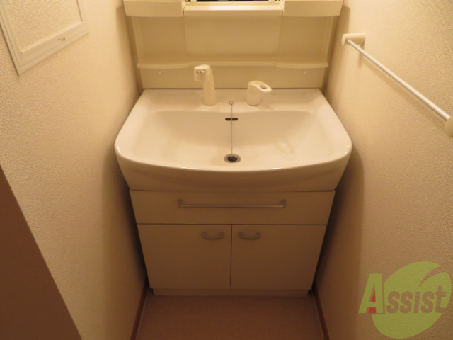 洗面設備　独立洗面台です。朝の身支度が楽しくなりそうですね。