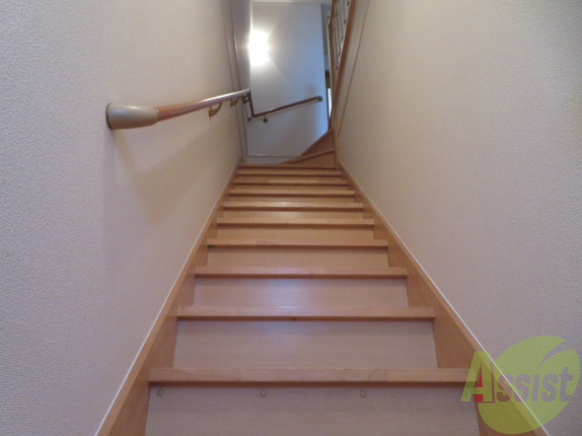 玄関　玄関から撮影しました。階段は急すぎず登りやすいです。