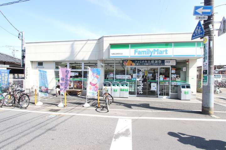 コンビニ　ファミリーマート（コンビニ）まで529m