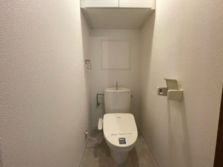 トイレ　上部に収納あり