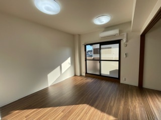 居室・リビング　光が差し込む明るいリビング