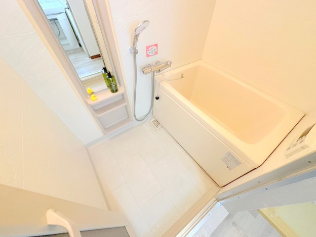 バス・シャワールーム　コンパクトサイズのお風呂です。お掃除も楽にできますよ。