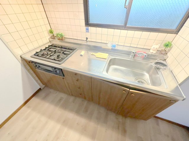 キッチン　オシャレなシステムキッチン。お料理好きには嬉しいですね。