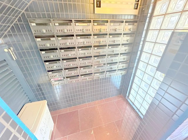 ロビー　ロビーにある各部屋毎のメールボックス。