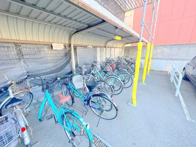 駐車場　敷地内にある駐輪場。雨の日にはうれしい屋根つきです。