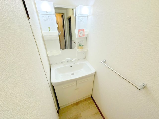 洗面設備　身支度が出来る独立洗面台です。