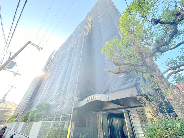 建物外観　修繕工事中の写真ですが、綺麗な外観の素敵なお部屋があなたを待