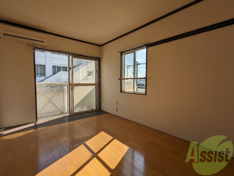 居室・リビング　南向きで二面に窓があり日当たりも良好で暮らしやすそう。