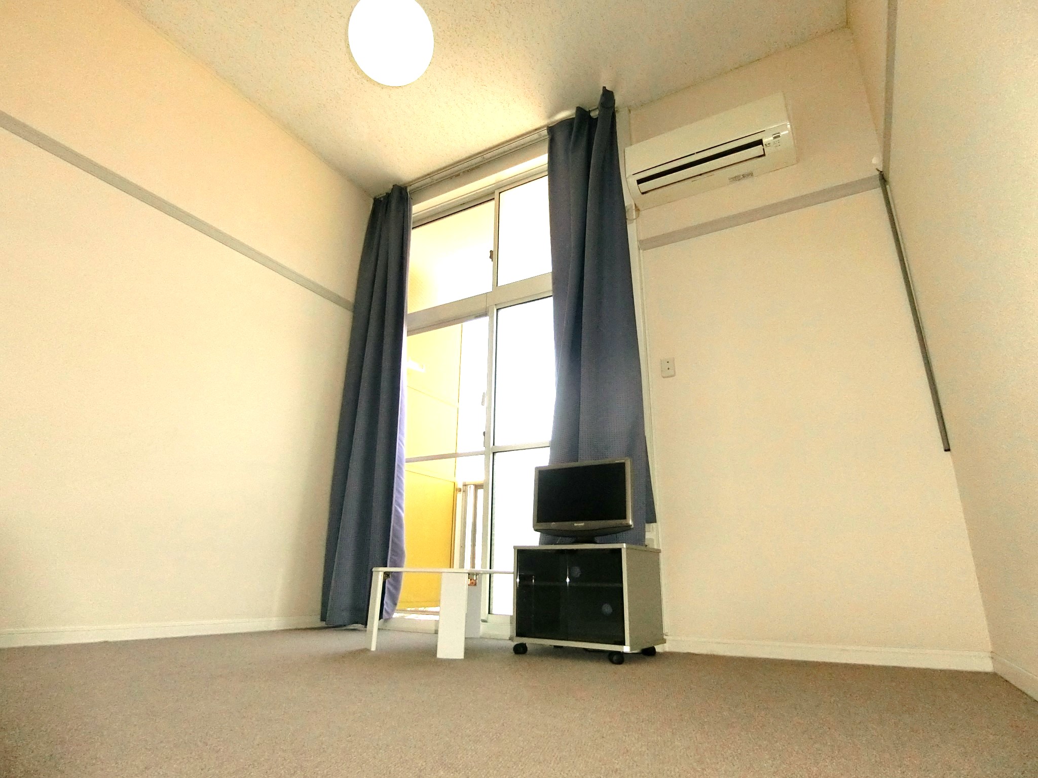 その他　カーテン・テレビ・ローテーブル・エアコン・照明を完備です☆