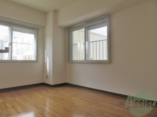 その他部屋・スペース　こちらは角部屋、の洋室６帖のフローリングのお部屋になりますね