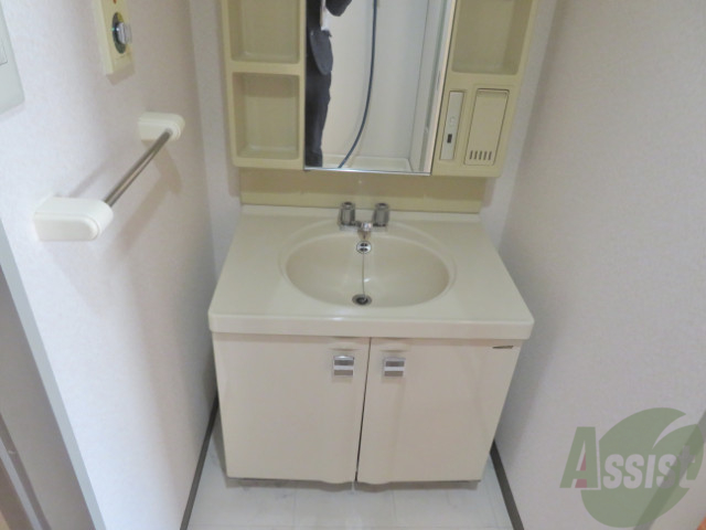 洗面設備　洗面台はこちら収納が付いて便利ですよねー。