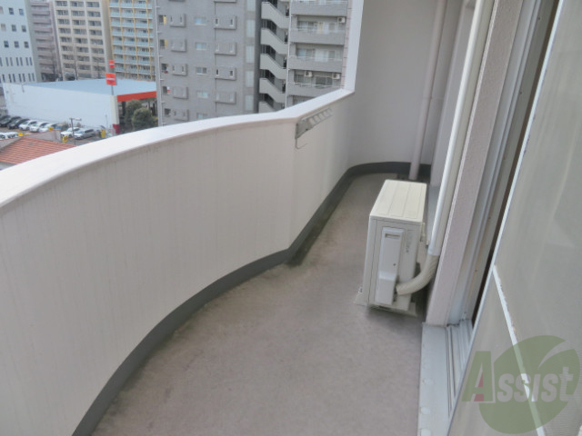 バルコニー　バルコニーはこちらカーブが付いている分広く使えますね