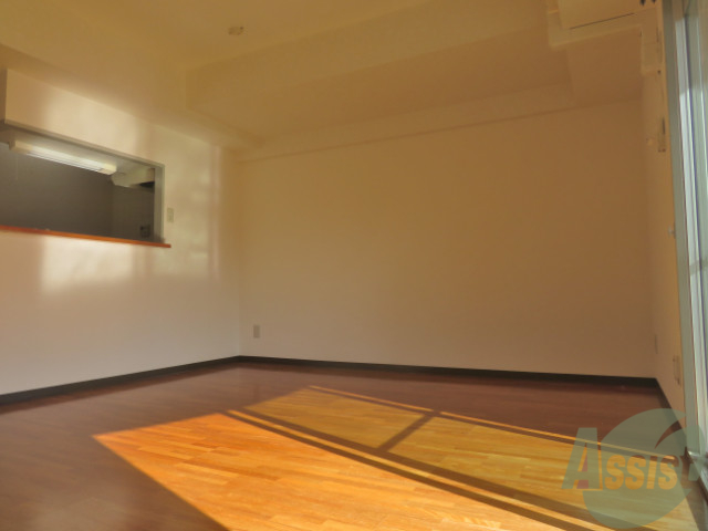 居室・リビング　こちらは日当たりの良い広いリビングですね。