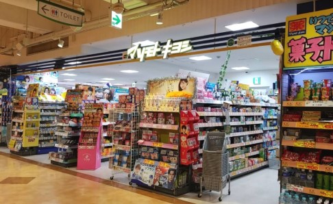 ドラックストア　マツモトキヨシ東京ドームシティラクーア店（ドラッグストア）まで290m