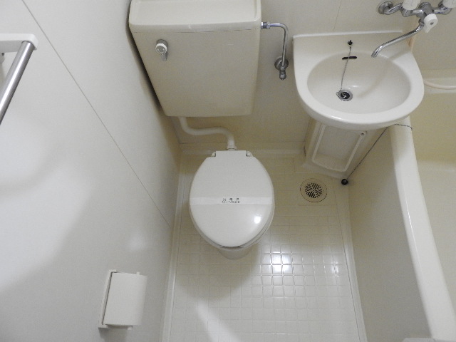 トイレ　他のお部屋の参考写真となります。