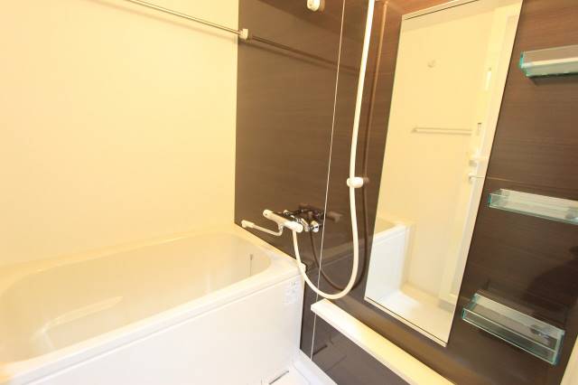 バス・シャワールーム　カラーパネルがおしゃれなお風呂です