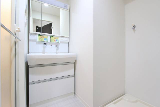 洗面設備　三面鏡にもなる洗面台です