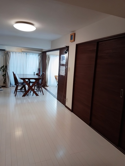 居室・リビング　※リフォーム前の写真です。（家具・家電・備品等は賃貸に含まれ