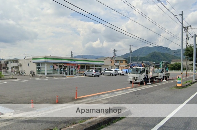 コンビニ　ファミリーマート（コンビニ）まで1668m