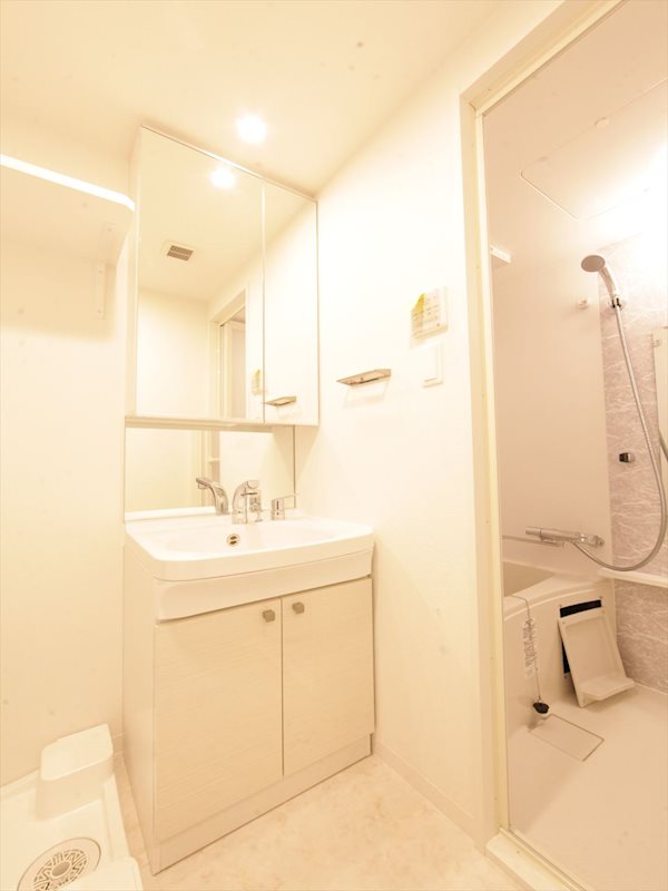 洗面設備　脱衣場　独立洗面台（シャンプードレッサー付）