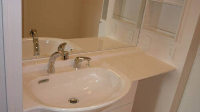 洗面設備　明るい洗面所です