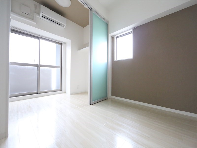 居室・リビング　ＤＫ6.7帖　洋室3.8帖　つなげても仕切っても使えます