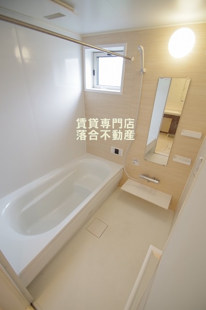 バス・シャワールーム　大きな一坪風呂。浴室乾燥・追い焚き機能付き