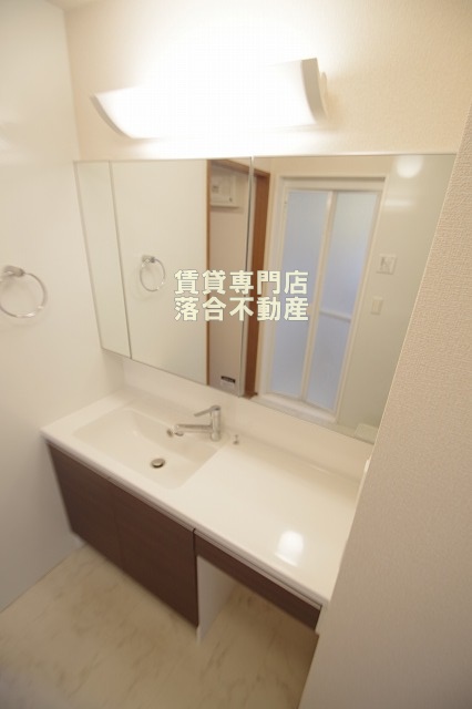 洗面設備　広々とした独立洗面台