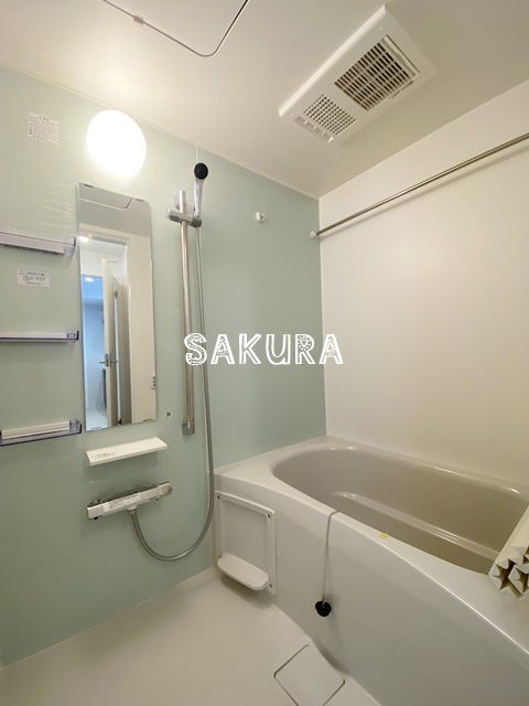 バス・シャワールーム　嬉しい追い焚き・浴室乾燥機付きです♪