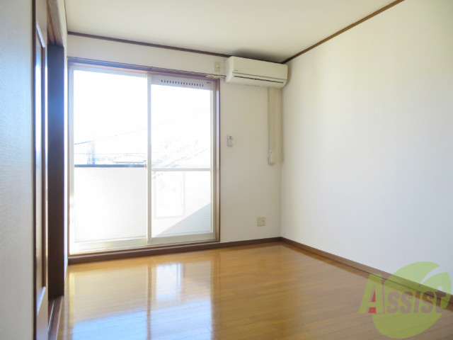 居室・リビング　６帖の洋室です。広々として、きれいですね。