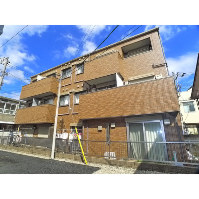 建物外観　３階建ての賃貸マンション