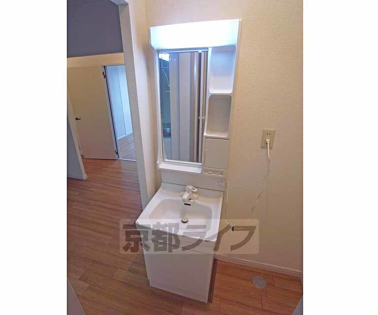 洗面設備　便利な洗面台です。