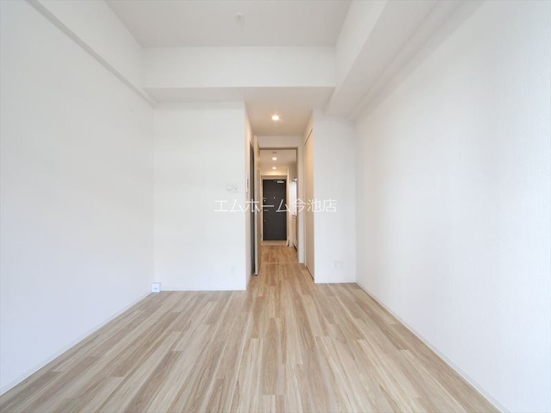 居室・リビング　洋室7.5帖　エアコン付　バルコニーに面しています