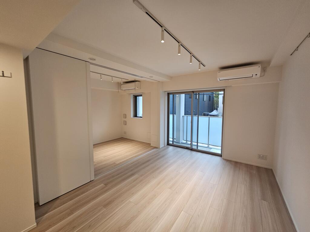 居室・リビング　広々１２．４帖のリビング　床暖房あり