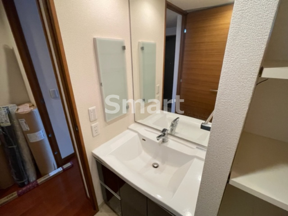 洗面設備　独立洗面台、小物を置くことができて便利です