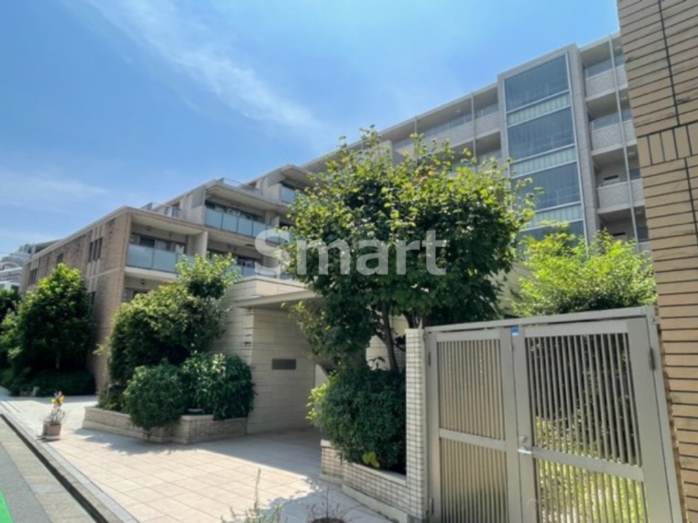 建物外観　駅近の重厚感のあるマンション