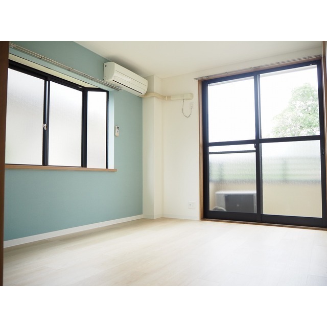 居室・リビング　出窓付きの洋間です。エアコンあり★