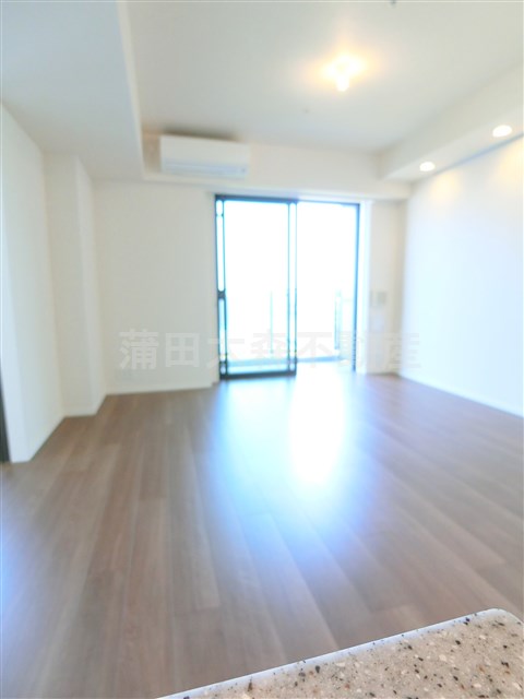 居室・リビング　南向きLDK12.6帖　カウンターキッチンのリビングダイニン