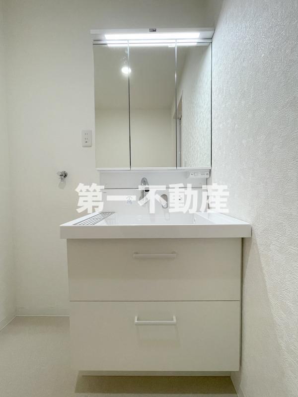 洗面設備　三面鏡化粧台