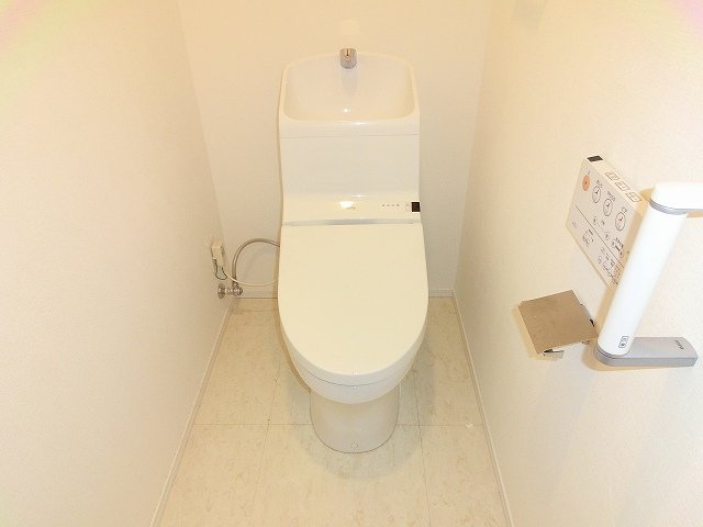 トイレ　ルジェンテ・バリュ上野の温水洗浄便座です