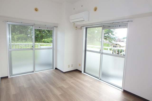 居室・リビング　２つのバルコニーに面した明るい南側洋室のお部屋です♪