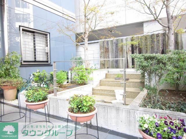 エントランス　緑のあるエントランススペース