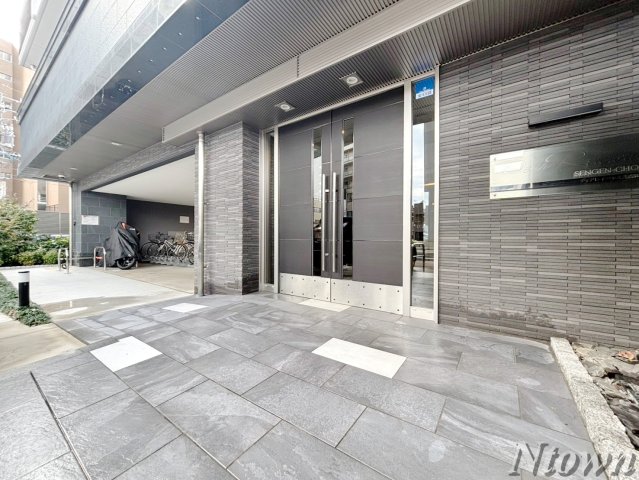 エントランス　落ち着いたエントランスです