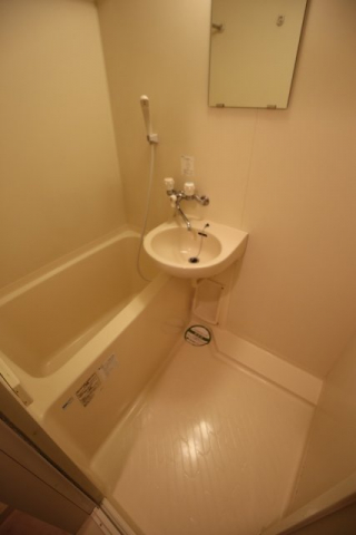 バス・シャワールーム　バス・トイレ別　浴室乾燥機　※別室の写真です