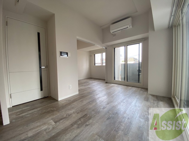 居室・リビング　リビングです。木目のフローリングが落ち着きますね。