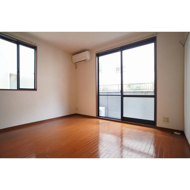 居室・リビング　エアコン付、２面採光の洋室♪