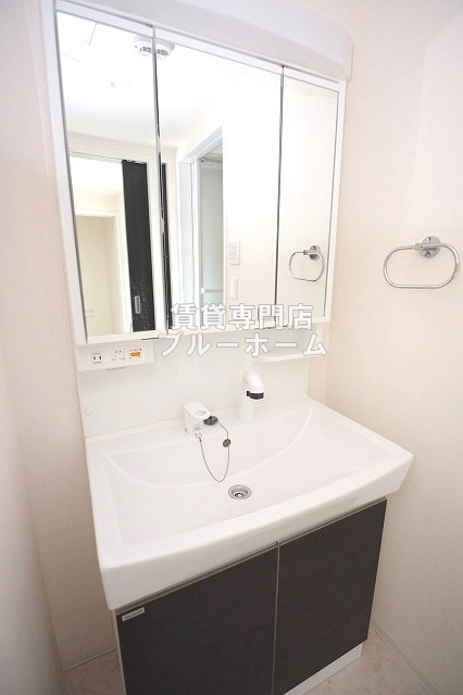 洗面設備　三面鏡独立洗面台！